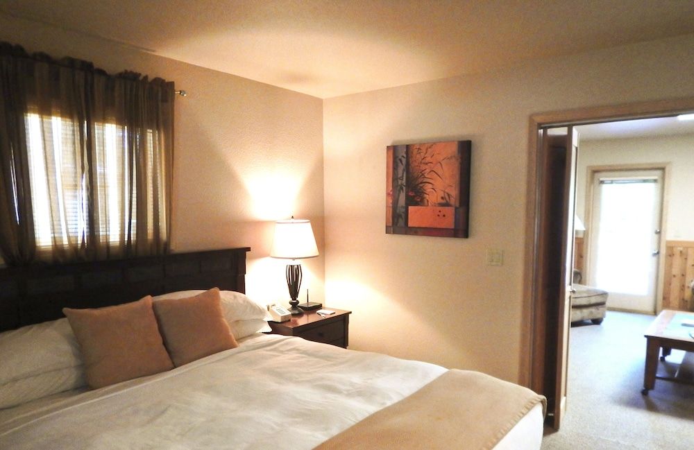 Mount Shasta Resort Deluxe Room, 1 King Bed with Sofa bed, Lake View, Lakeside