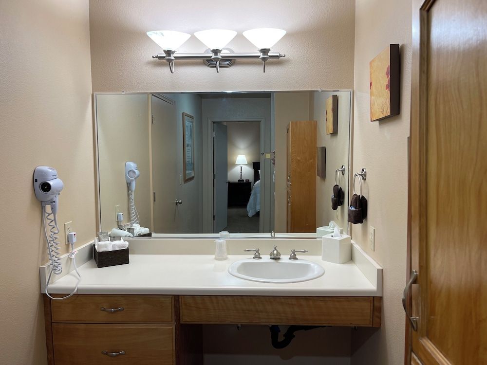 Mount Shasta Resort Standard Room, 1 King Bed with Sofa bed (Standard Room King Bed with Sofa Bed) 2