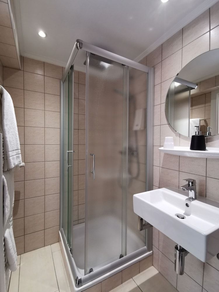 BIVIUS Hotel Restaurant Luxembourg Comfort Room, 1 Queen Bed 6