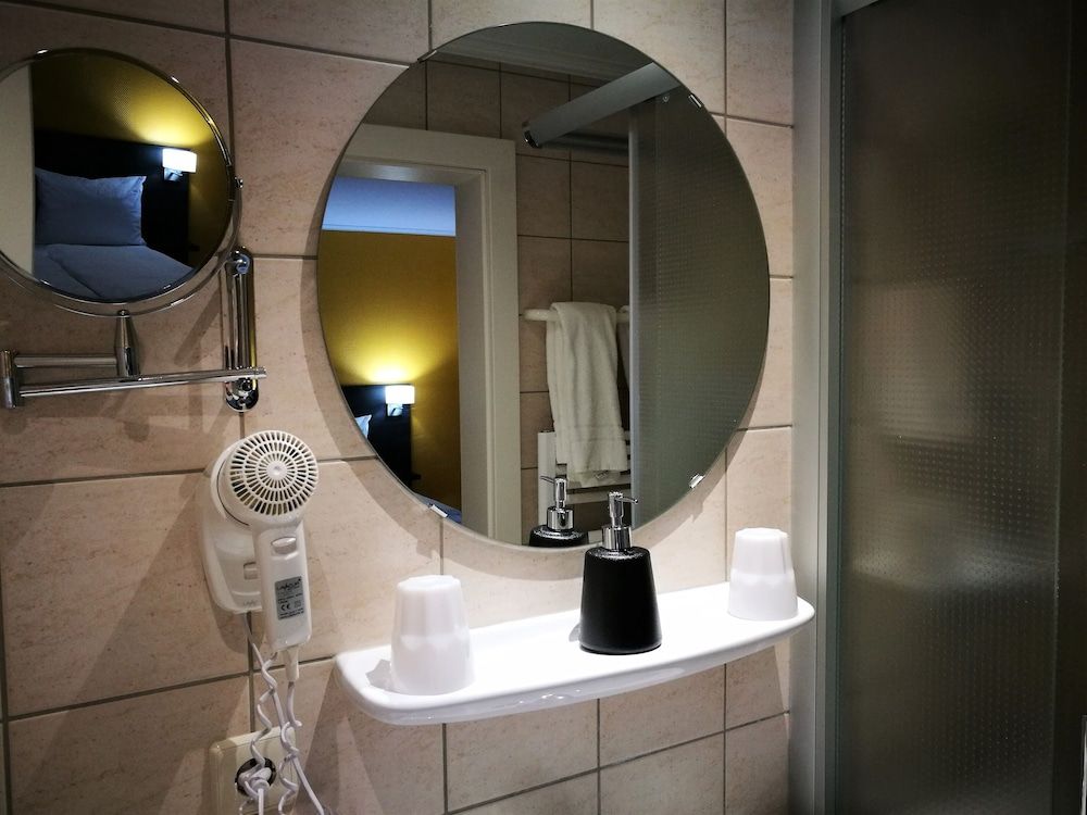BIVIUS Hotel Restaurant Luxembourg Standard Room 4