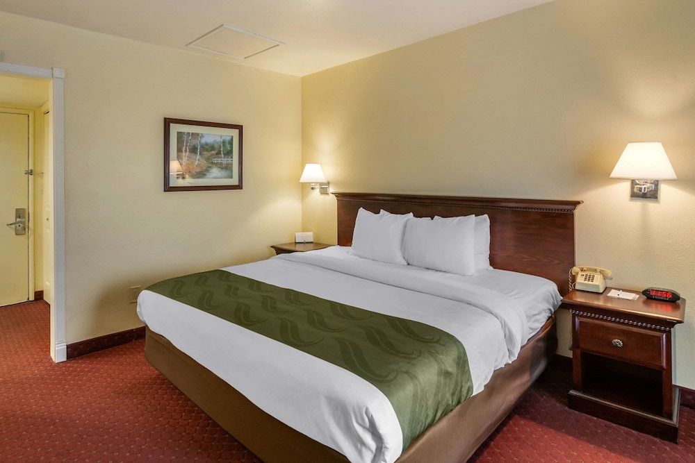 Quality Inn & Suites El Cajon San Diego East Standard Room, 1 King Bed, Non Smoking 2