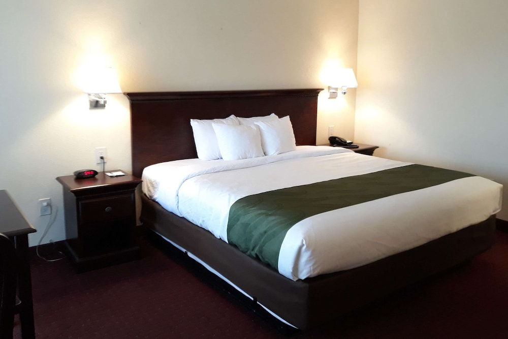 Quality Inn & Suites El Cajon San Diego East Standard Room, 1 King Bed, Non Smoking 4