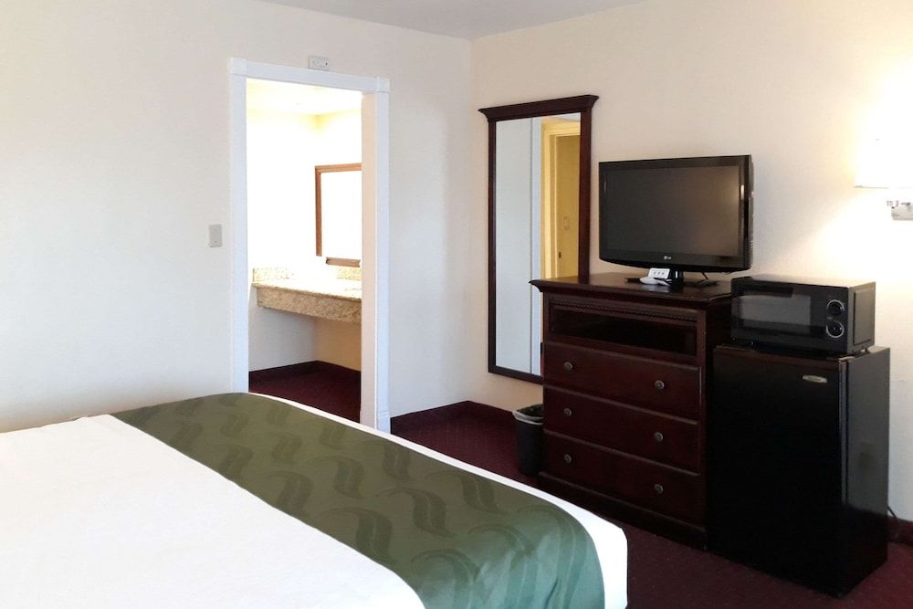 Quality Inn & Suites El Cajon San Diego East Standard Room, 1 King Bed, Non Smoking 5