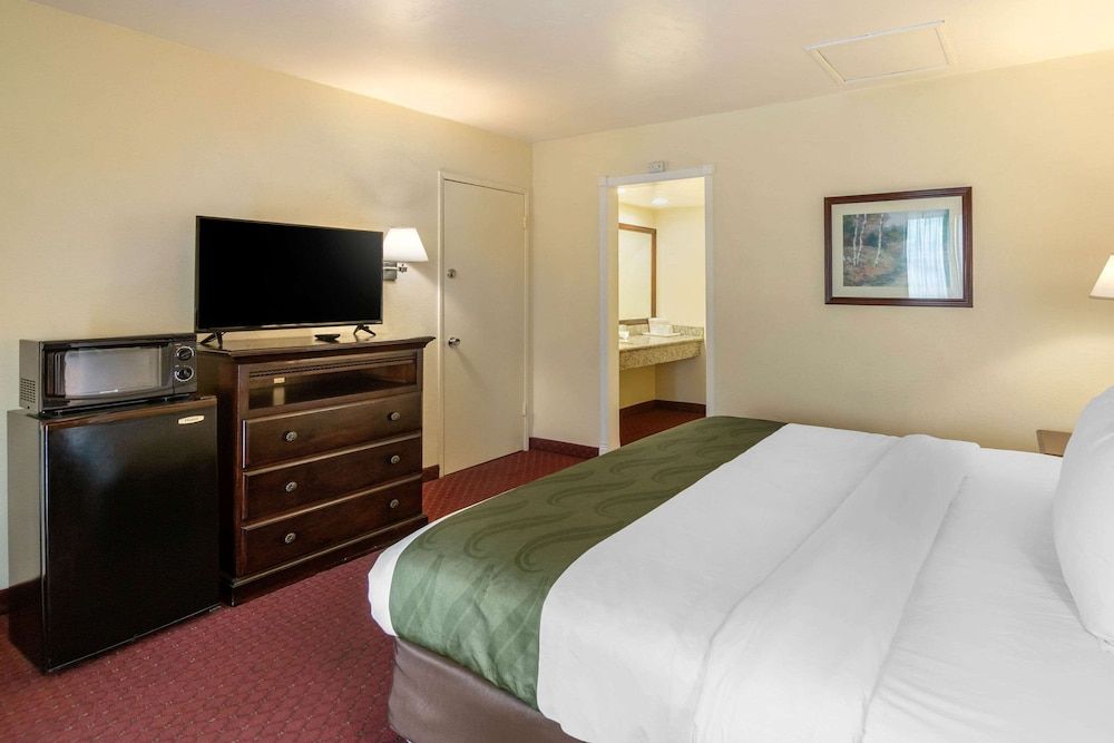 Quality Inn & Suites El Cajon San Diego East Standard Room, 1 King Bed, Non Smoking 3
