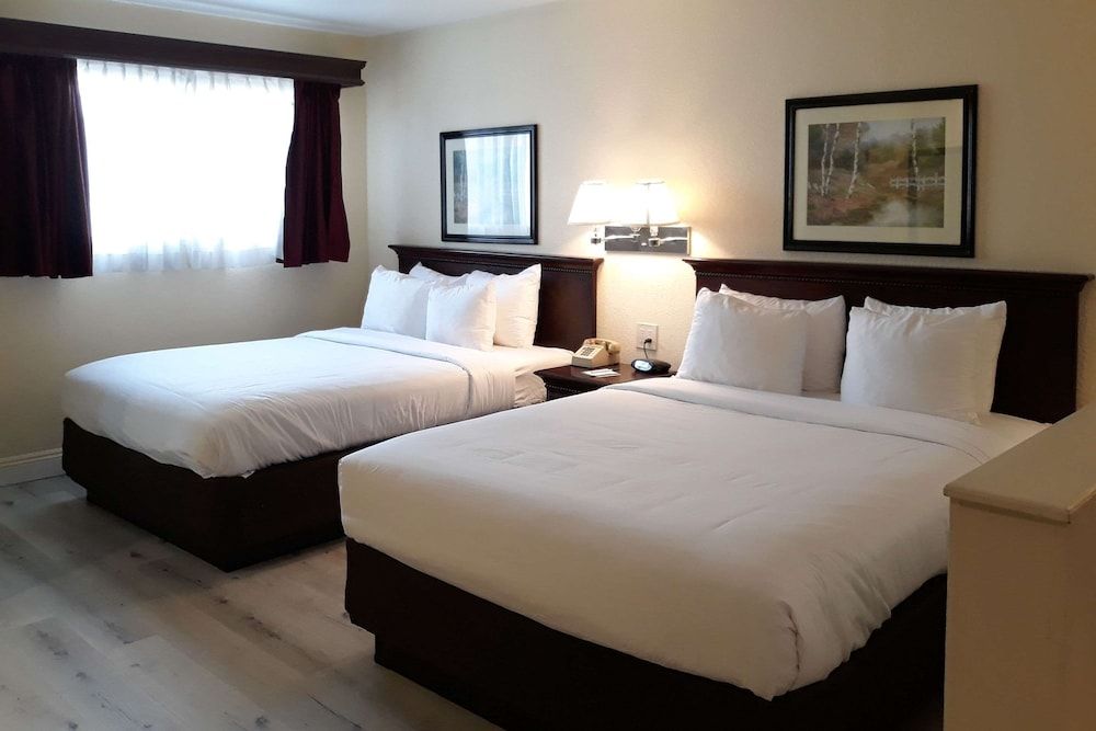 Quality Inn & Suites El Cajon San Diego East Deluxe Room, 2 Queen Beds, Accessible with Roll-In Shower, Kitchenette, Non-Smoking 4