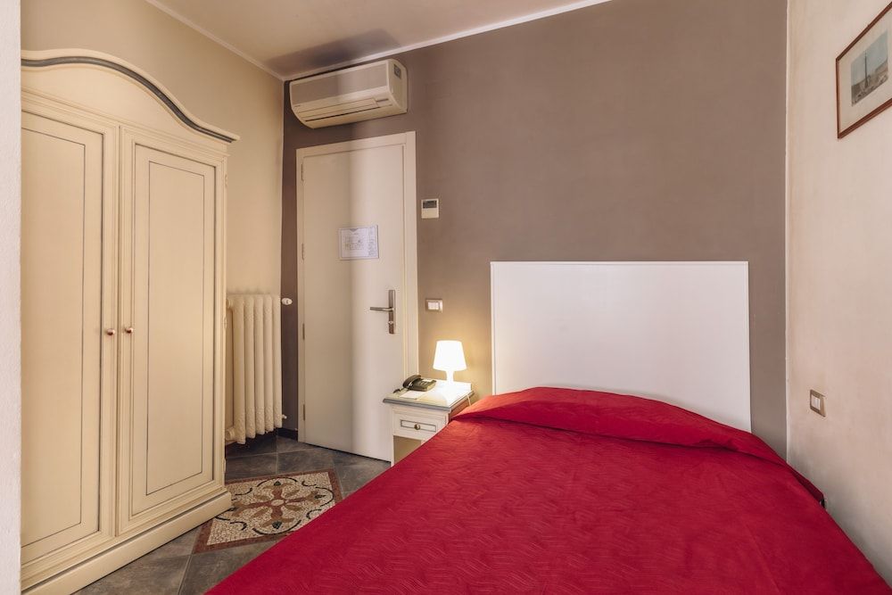 Hotel Astoria Single Room 4