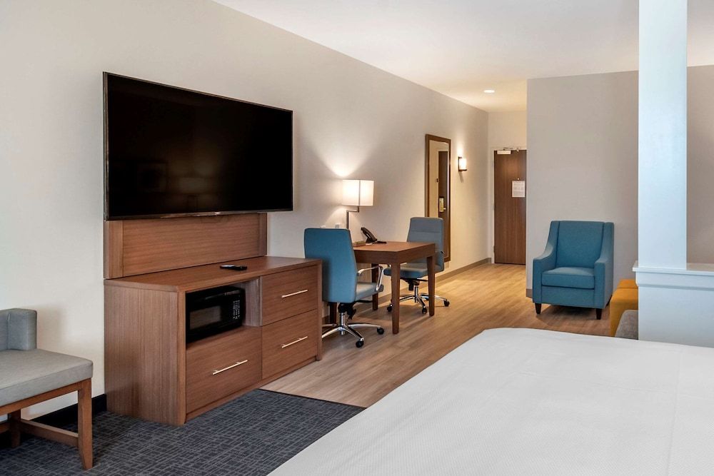 Comfort Suites Grandview - Kansas City Suite, 1 King Bed, Accessible, Non Smoking (Roll-In Shower) 7