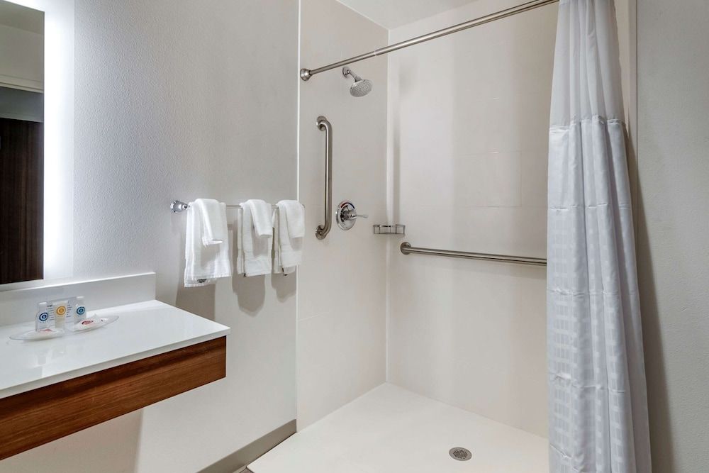 Comfort Suites Grandview - Kansas City Suite, 1 King Bed, Accessible, Non Smoking (Roll-In Shower) 3