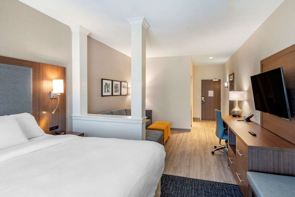 Comfort Suites Grandview - Kansas City Suite, 1 King Bed, Accessible, Non Smoking (Roll-In Shower)