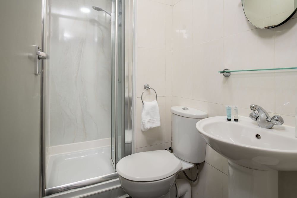 Charing Cross Hotel Family Room, Ensuite 9