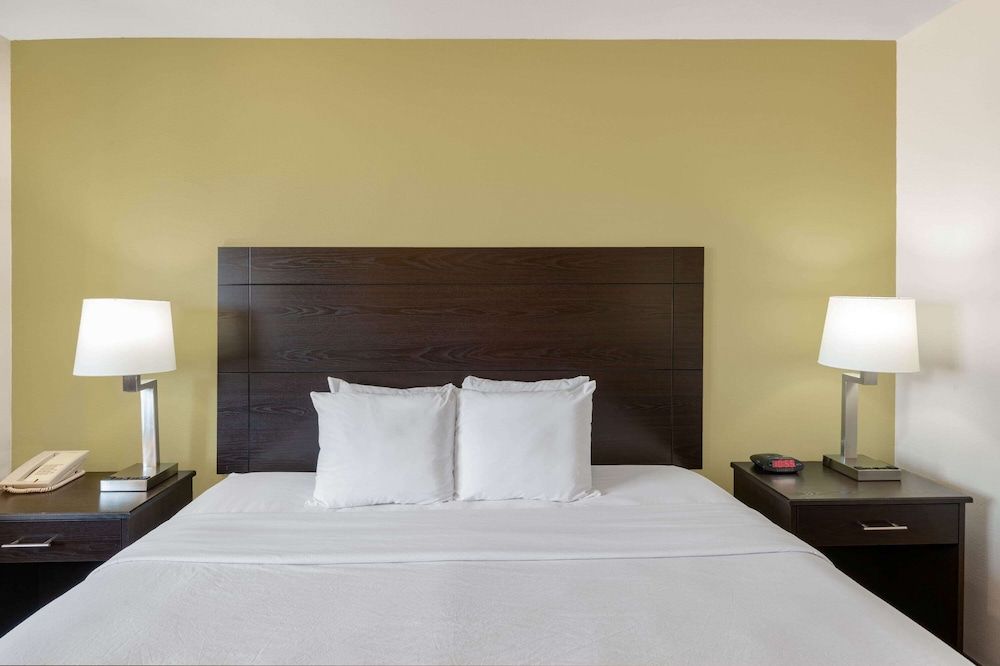 Room, 1 King Bed, Accessible, Non Smoking (Roll-In Shower)