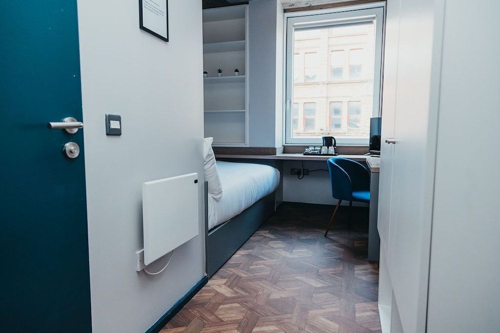 Quarter by Warren Collection Economy Room 29