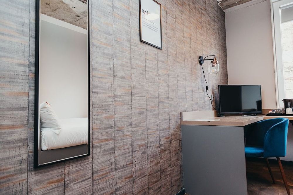 Quarter by Warren Collection Economy Room 21