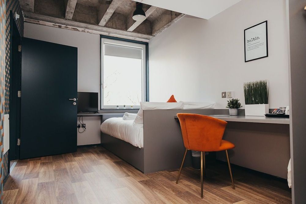 Quarter by Warren Collection Economy Room 17