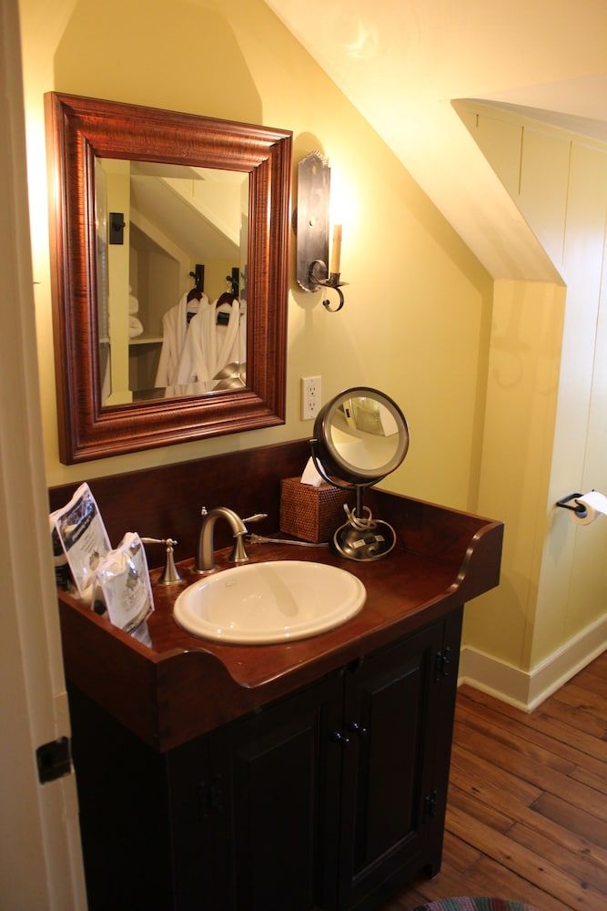 Classic Room, In the Hillside Cottages, 1 Queen Bed and 2 Twin Beds, Non Smoking