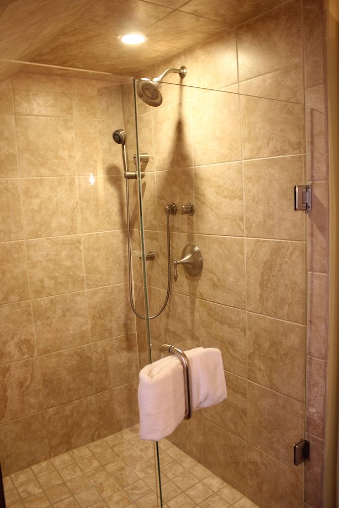 Classic Room, In the Hillside Cottages, 1 Queen Bed and 2 Twin Beds, Non Smoking