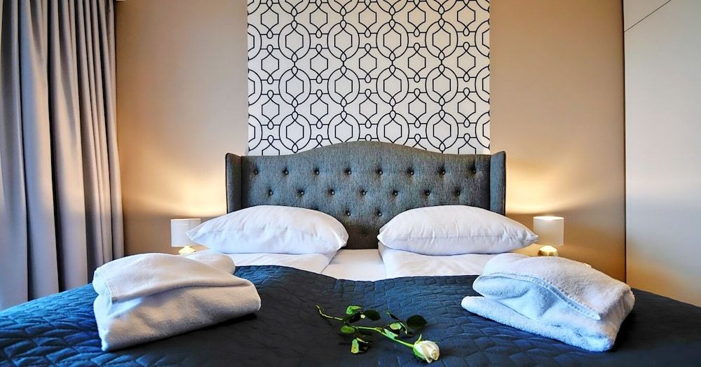 Deluxe Apartment, 1 Bedroom, Pool Access, Courtyard View (E407)