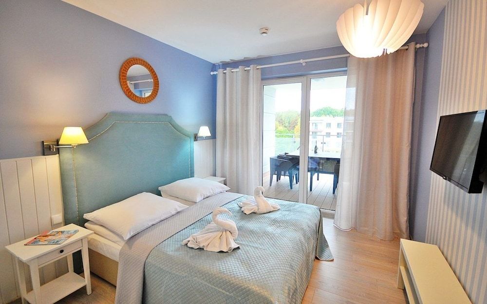 Classic Apartment, 2 Bedrooms, Pool Access, Courtyard View (E405)