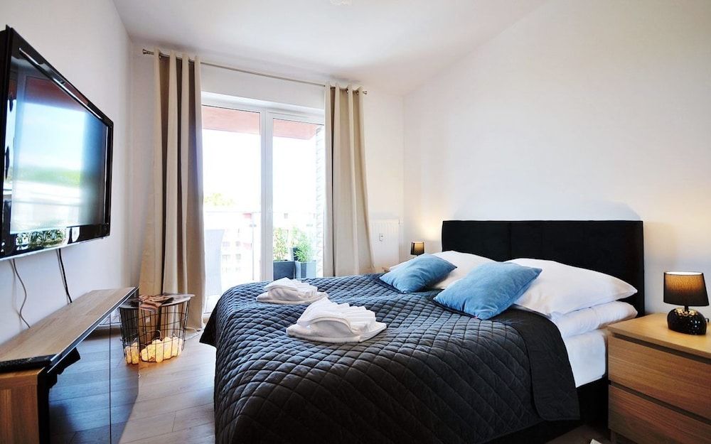 Comfort Apartment, 2 Bedrooms, Pool Access, Courtyard View (E404)