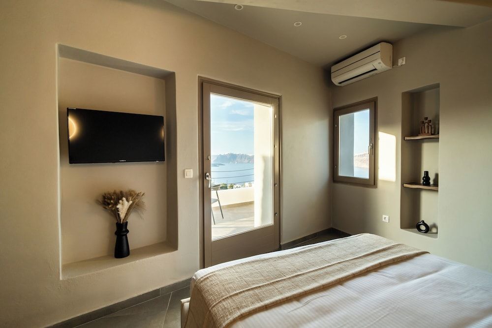 Diamond Suite with Private Pool and Caldera View