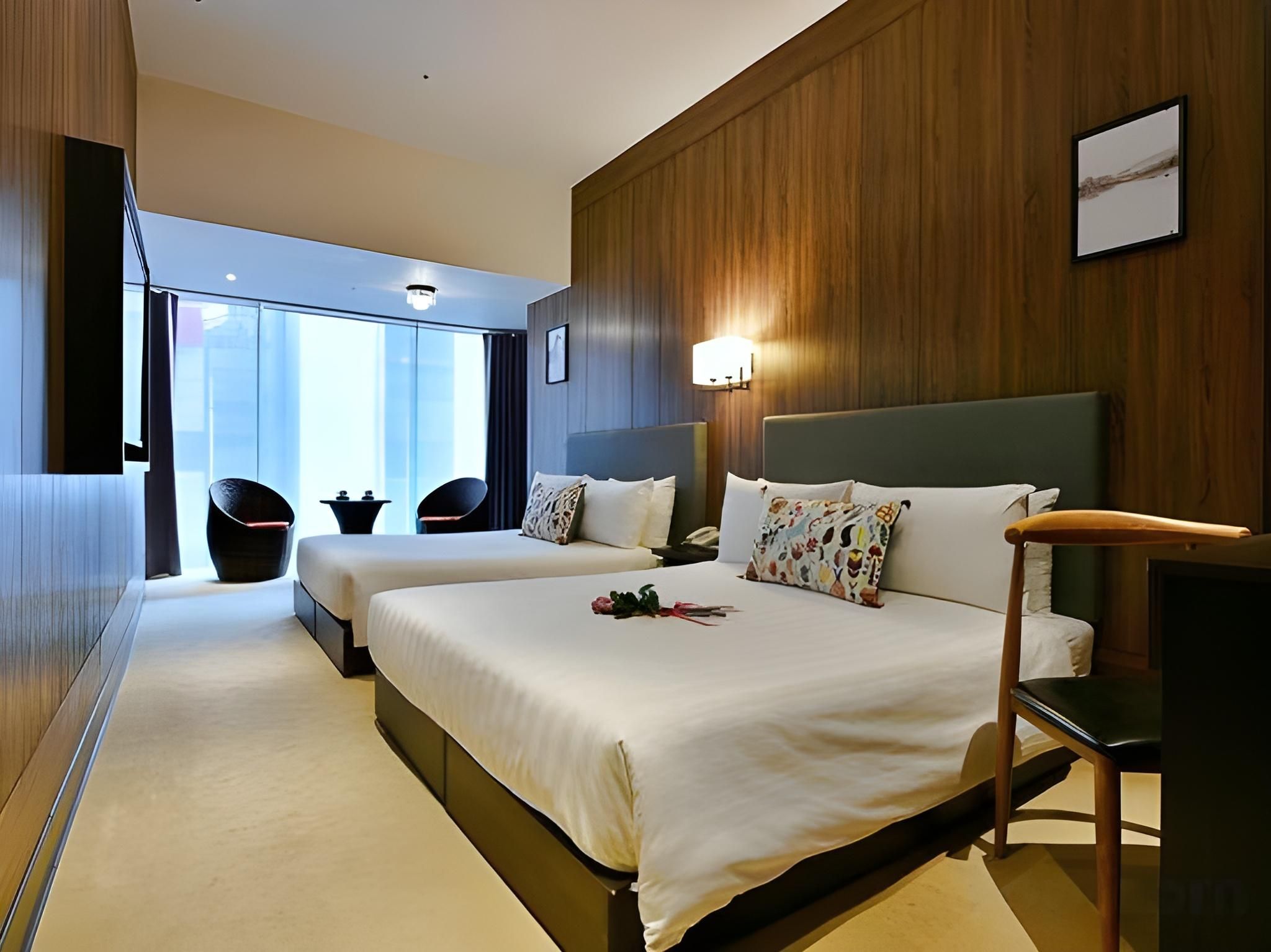 Deluxe Family Room with Window