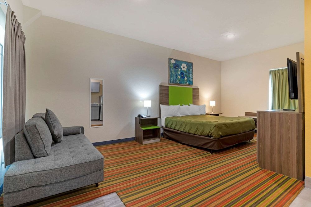 Quality Inn & Suites Suite, 1 King Bed, Non Smoking 3