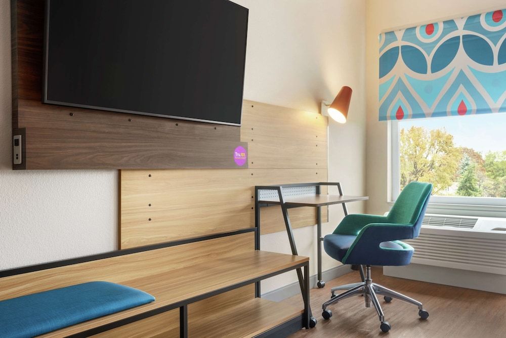 Room, 1 King Bed, Accessible (Hearing, Roll-In Shower)