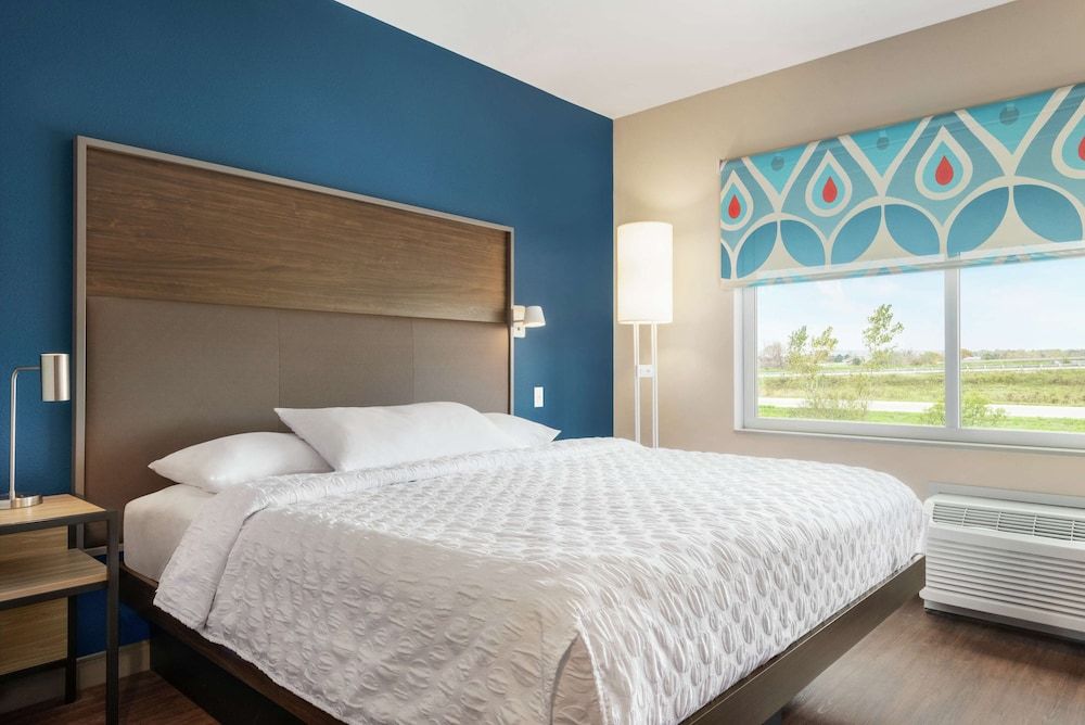 Room, 1 King Bed, Accessible (Hearing, Roll-In Shower)