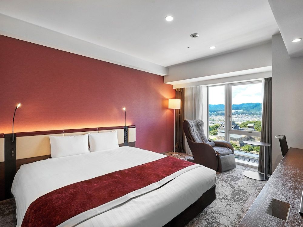[No Smoking/Castle View] Deluxe King + Extra Bed