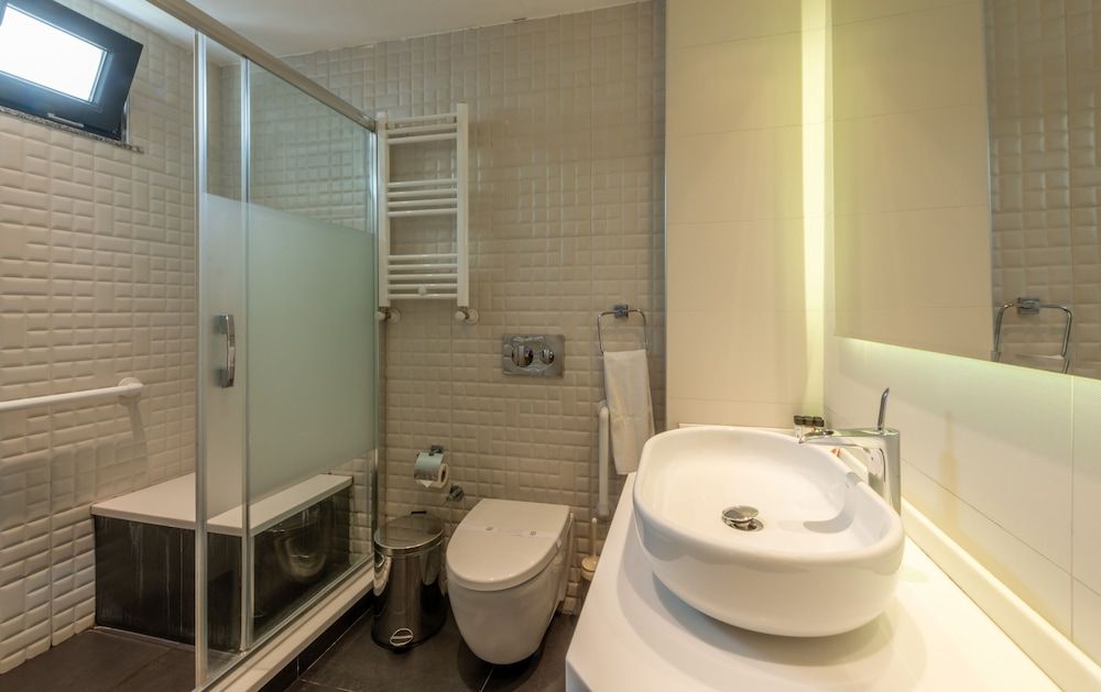 Riva's Moda Economy Double Room 4