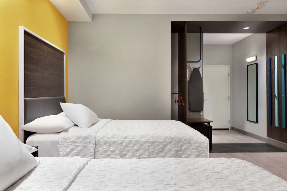 Room, 2 Queen Beds, Accessible, Bathtub