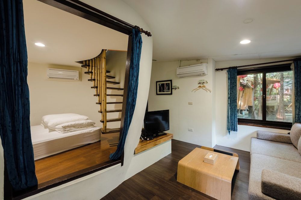 Deluxe Suite, Full and Futon, Courtyard View