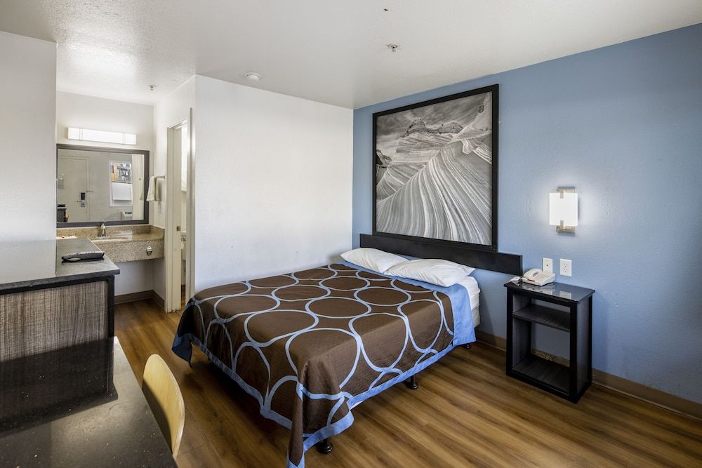Basic Room, 1 Queen Bed, Smoking