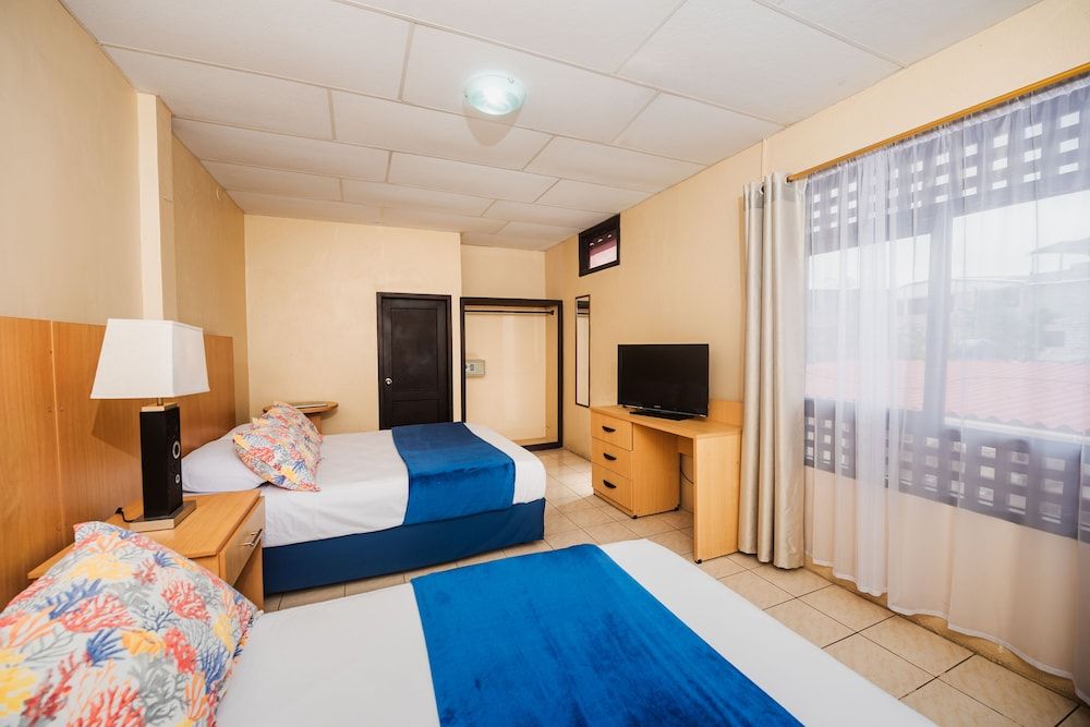 Hostal North Seymour Standard Twin Room, 2 Queen Beds 3