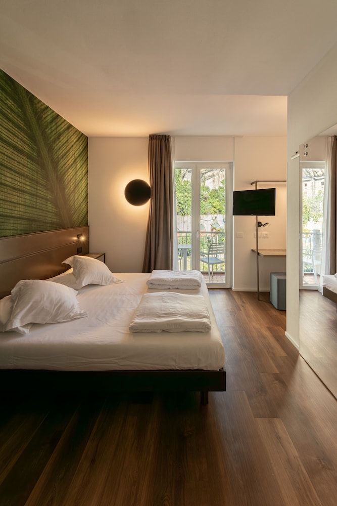 Standard Single Room, Balcony, Mountain View