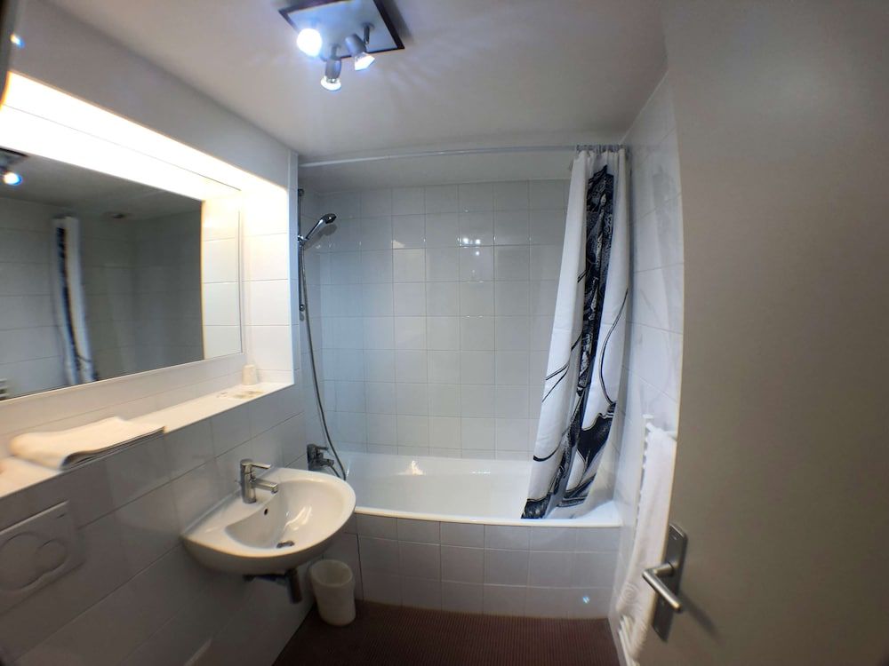 Kyriad Creil - Chantilly Nord Room, Multiple Beds 8