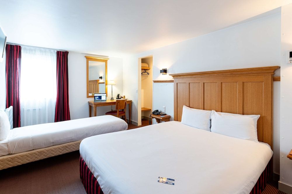 Kyriad Creil - Chantilly Nord Room, Multiple Beds 3