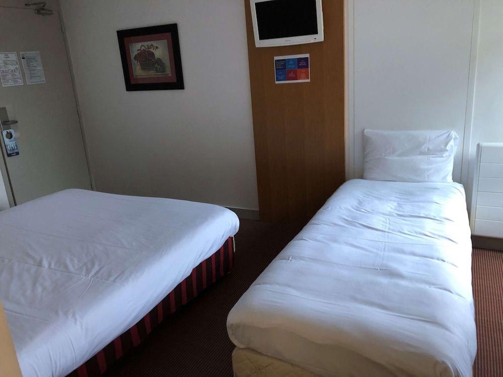 Kyriad Creil - Chantilly Nord Room, Multiple Beds 2