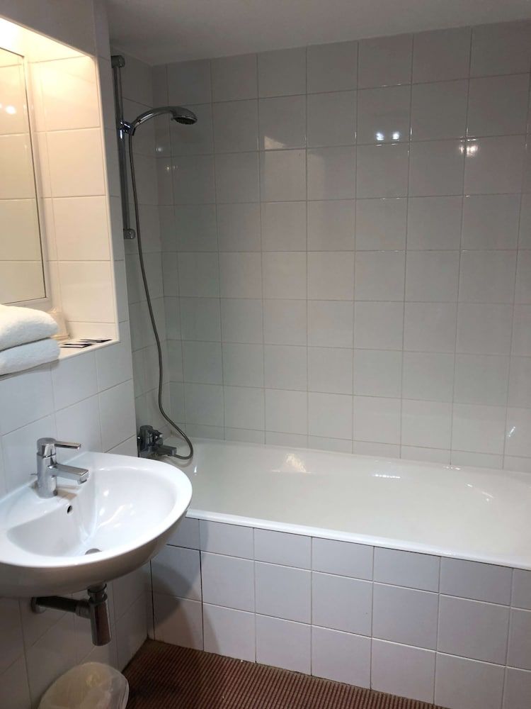 Kyriad Creil - Chantilly Nord Standard Room, 2 Twin Beds 10