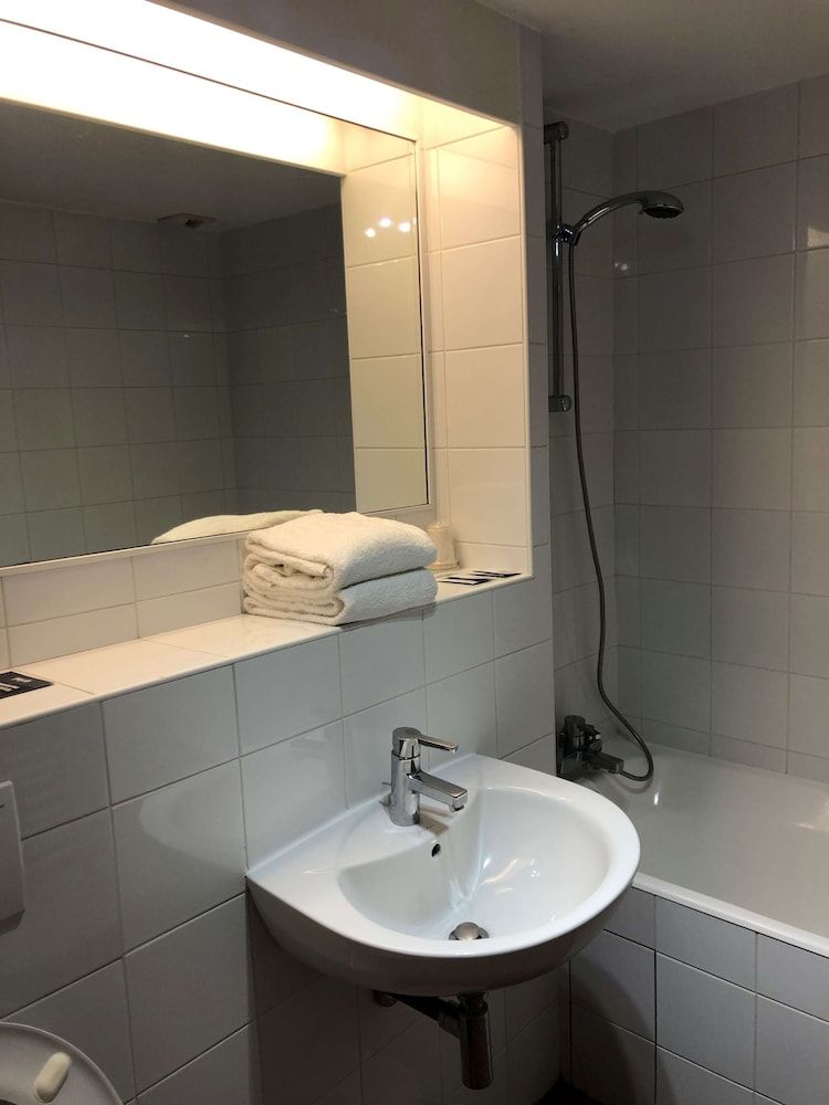 Kyriad Creil - Chantilly Nord Room, Multiple Beds 10