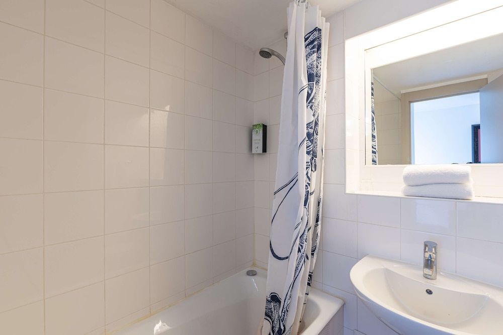 Kyriad Creil - Chantilly Nord Room, Multiple Beds 9