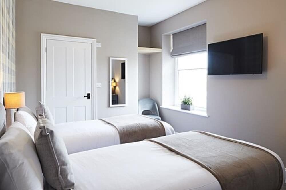 The Frampton Arms Classic Twin Room, 2 Twin Beds 3