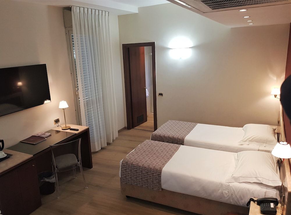 Hotel Astra Ferrara Deluxe Quadruple Room, 1 Bedroom 2