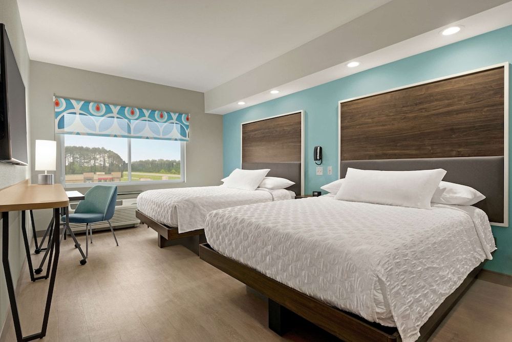 Room, 2 Queen Beds, Accessible, Bathtub