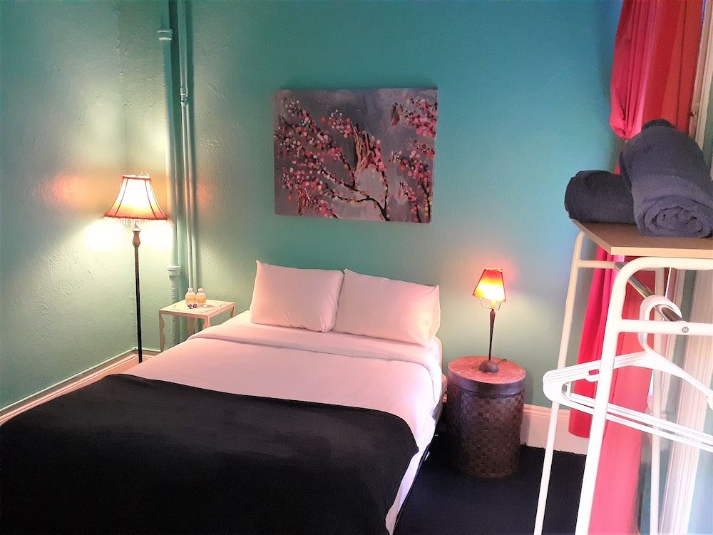 Gaslamp Hostel Standard Double Room (Private Room with Shared Bathroom) 4