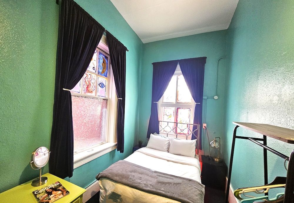 Gaslamp Hostel Standard Double Room (Private Room with Shared Bathroom) 7