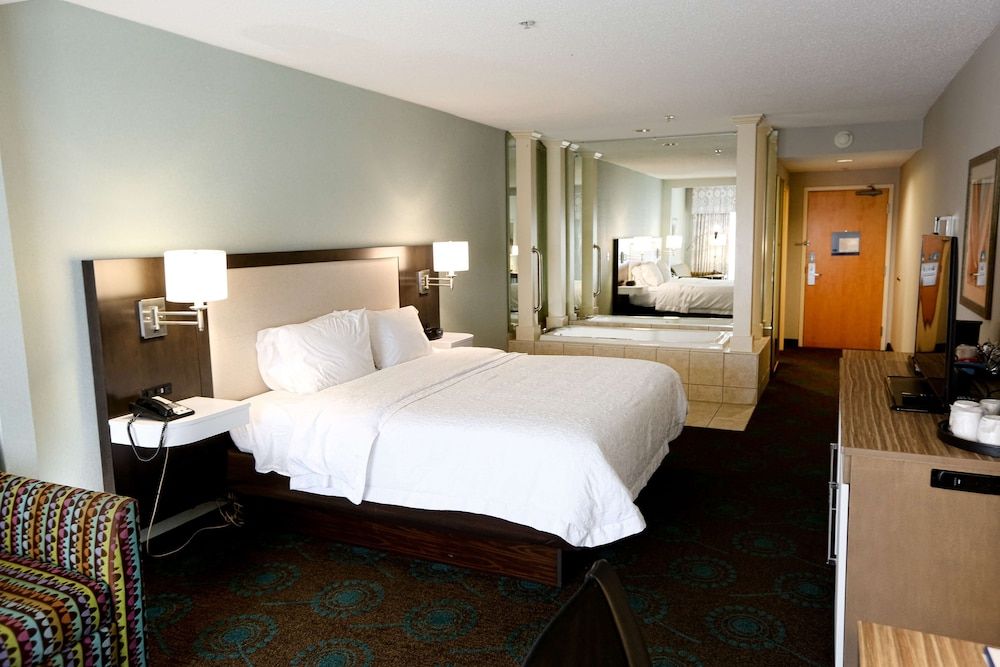 Room, 1 King Bed, Jetted Tub (Waterfront)