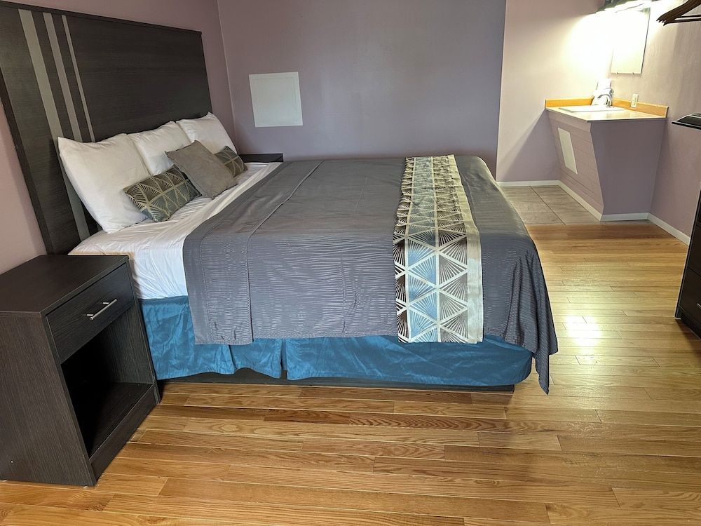 Sunrise Inn Hershey Standard Room, 1 King Bed 3