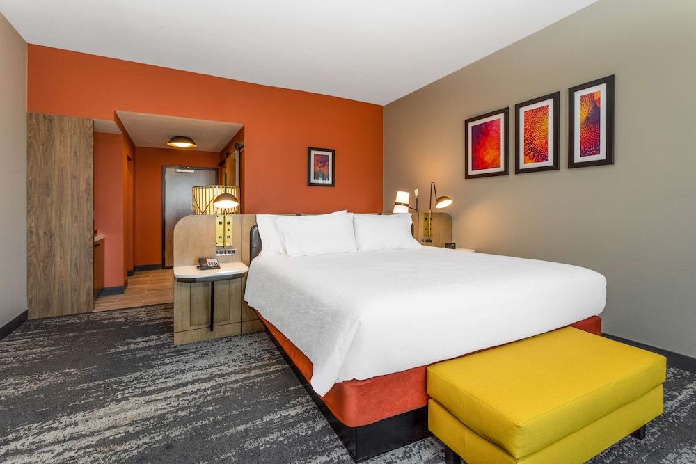 Premium Room, 1 King Bed (Drinks & Snacks)