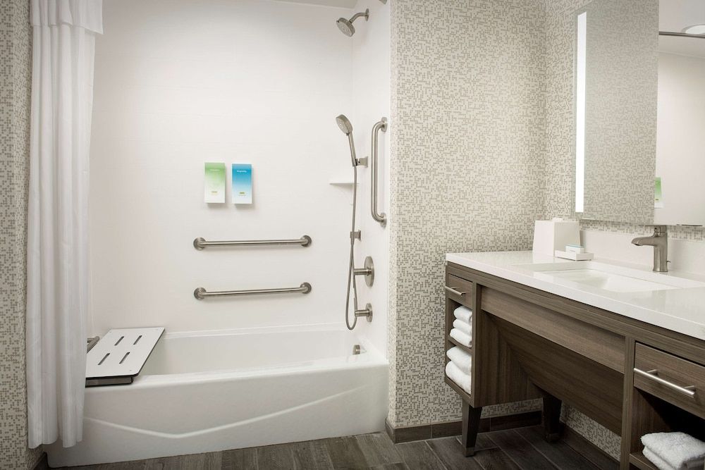 Studio, 1 King Bed, Accessible, Bathtub